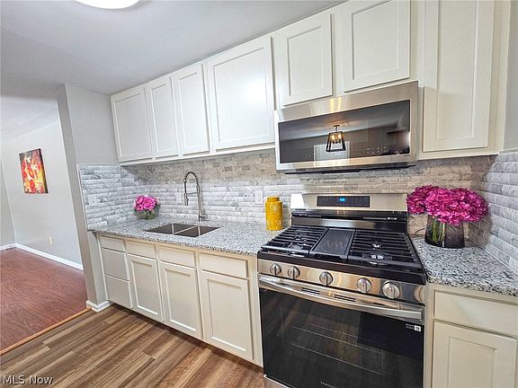 3rd image of 214 Hamrock Dr