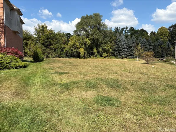 18018 Ridgeview Dr, Northville, MI 48168