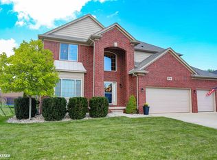 27141 Oxbow Lake Dr, Chesterfield, MI 48051