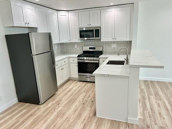5th image of 1811 Pacific Beach Dr APT 3
