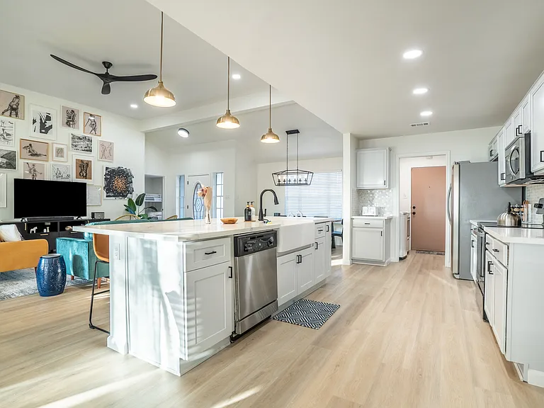 20712 Camel Back St — Photo 8