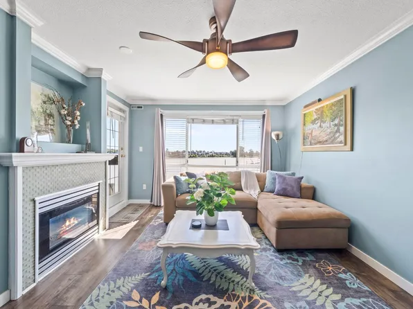 6 Renaissance Sq #312, New Westminster, BC V3M 6N8