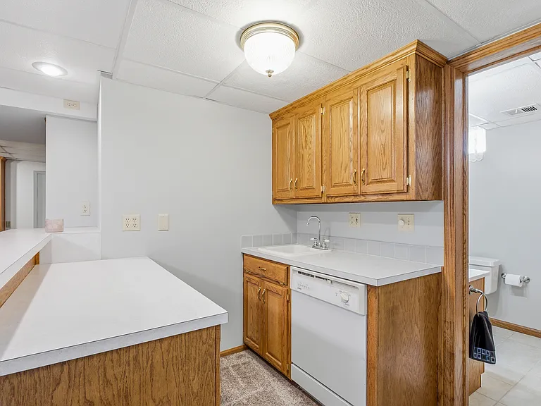 7804 N Seneca St — Photo 14