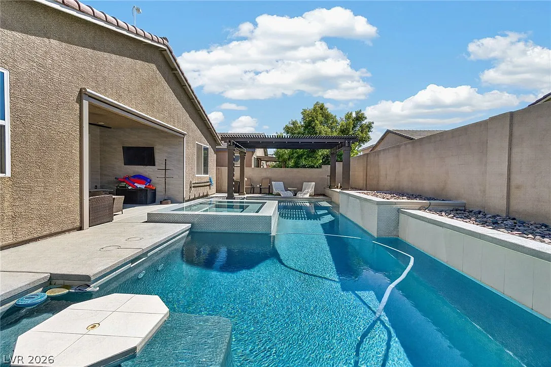 4 bed, 3.0 bath, 2032 sqft, $4,800 — Photo 3