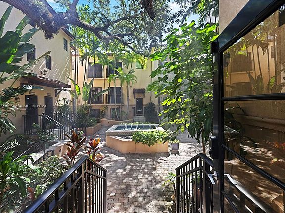 5th image of 2765 Coconut Ave #2765