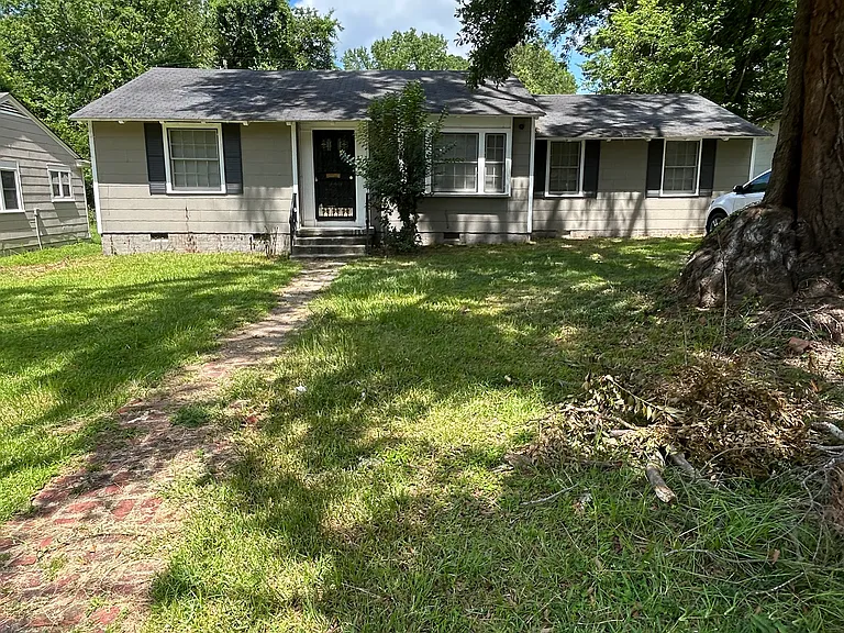 Maplewood Dr — Photo 1