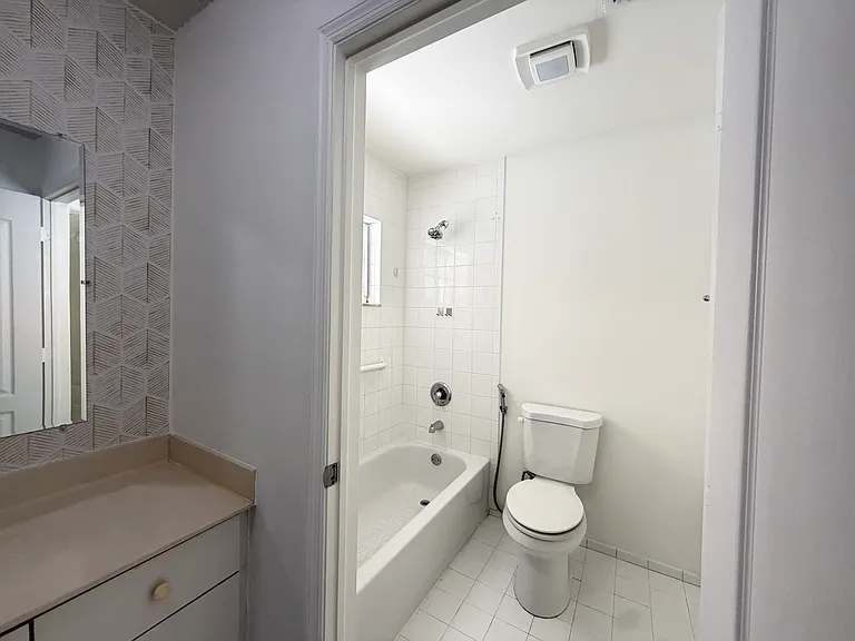 2553 W 76th St #202 — Photo 16