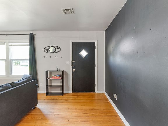 4th image of 1524 E 45th Pl