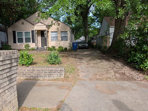 Comfortable Home With 4 Car Driveway. Private Mailbox.