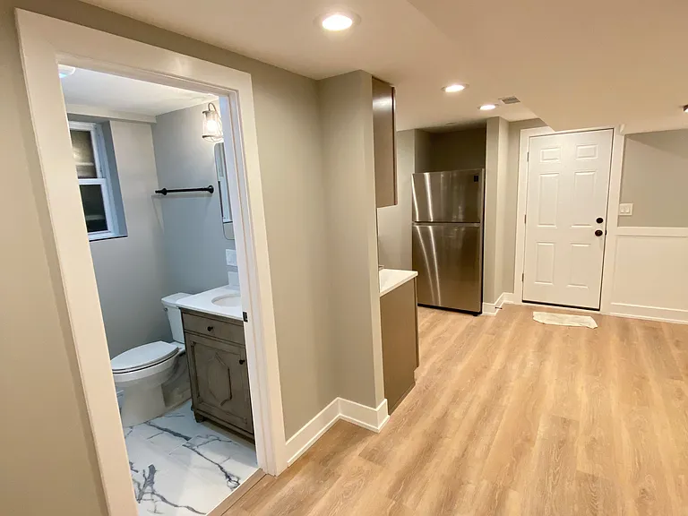 5524 W Sunnyside Ave #G — Photo 8