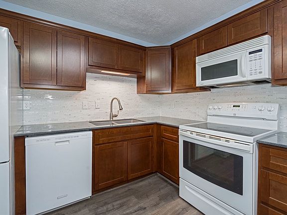 4th image of 1404 Essex Ct
