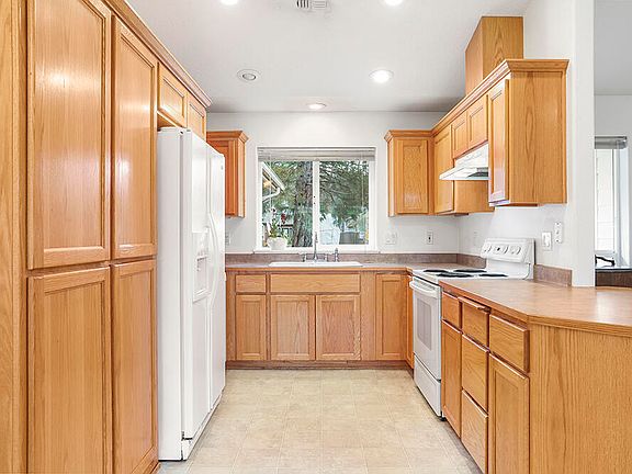 5th image of 2122 SE Portola Dr