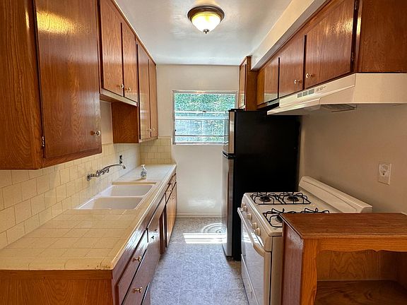 4th image of 2554 N Beachwood Dr APT 2