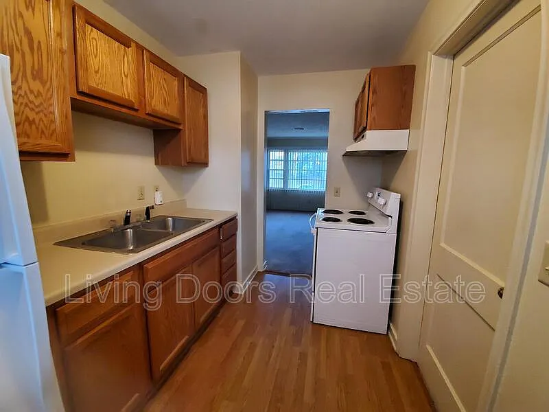 2 bed, 1.0 bath, 648 sqft, $895 — Photo 1