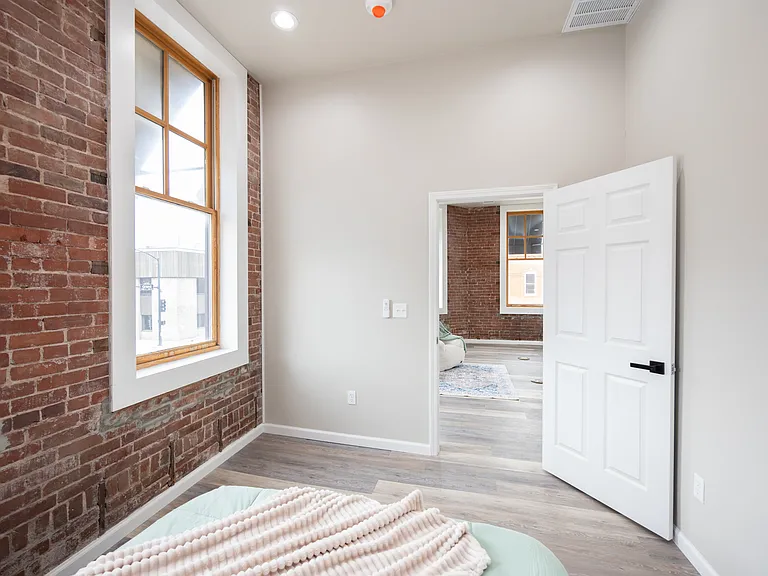 201 E Grand Ave #1 — Photo 14