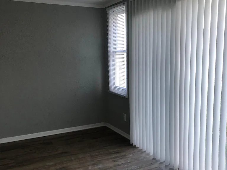 1115 Altgeld St — Photo 12