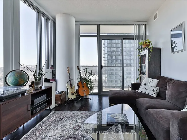 105 The Queensway #2211 — Photo 5