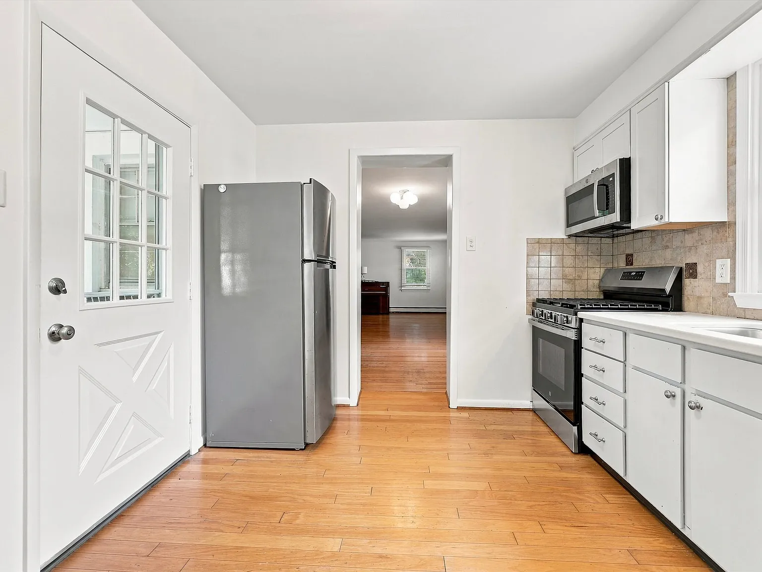 3 bed, 1.5 bath, 1292 sqft, $2,750 — Photo 2