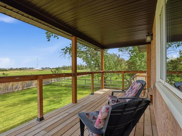 34 E Oak Ave, Okotoks, AB T1S 1K6