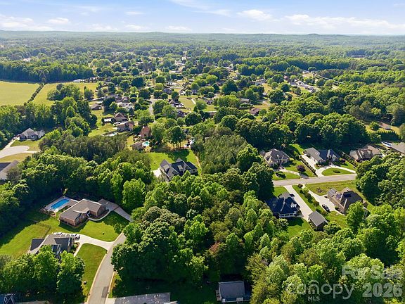 5th image of 1249 Oak Grove Ln