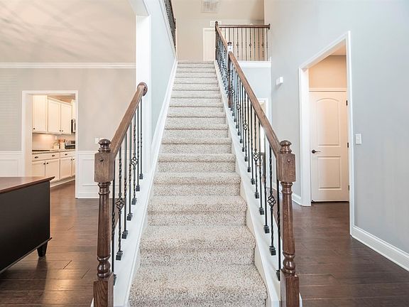 4th image of 344 Manitoba Ln