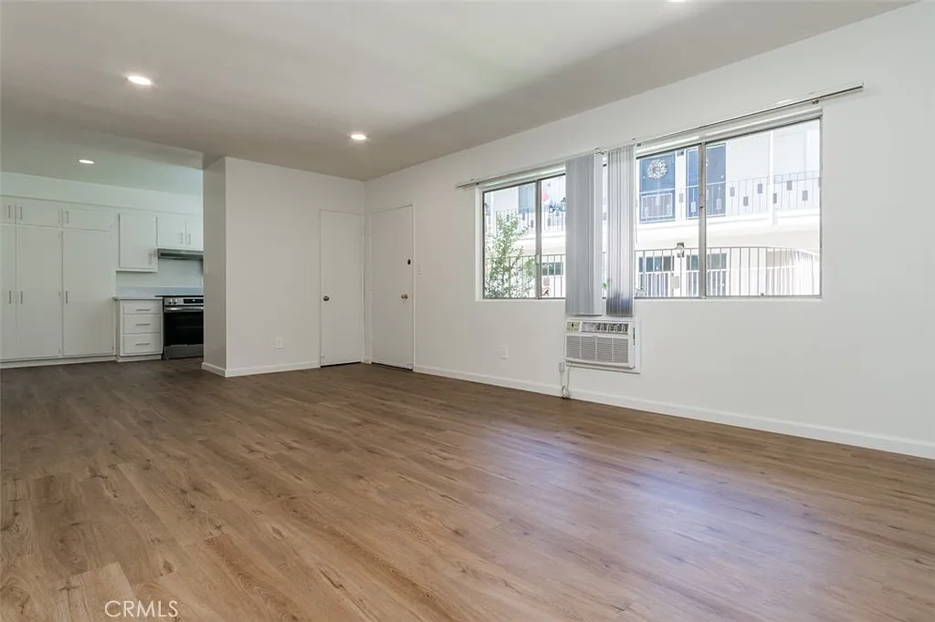 2 bed, 860 sqft, $2,350 — Photo 2