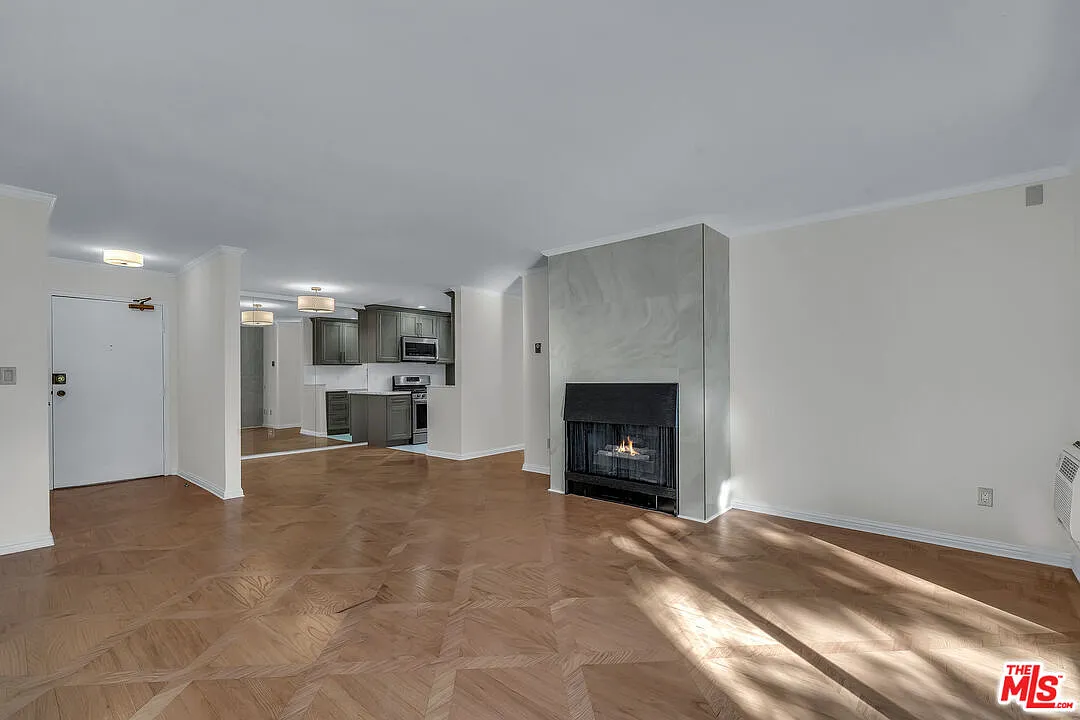2 bed, 2.0 bath, 1159 sqft, $4,200 — Photo 3