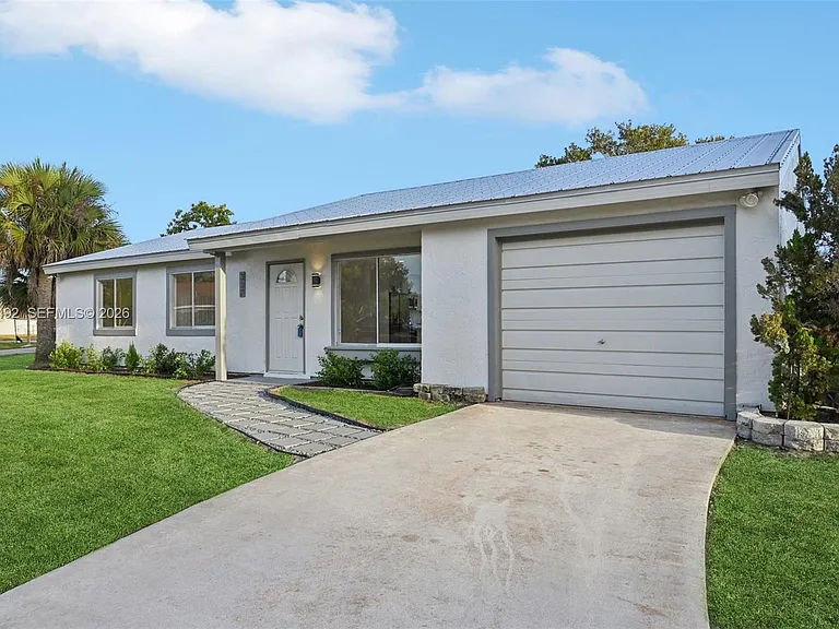 337 SW Cherryhill Rd — Photo 1