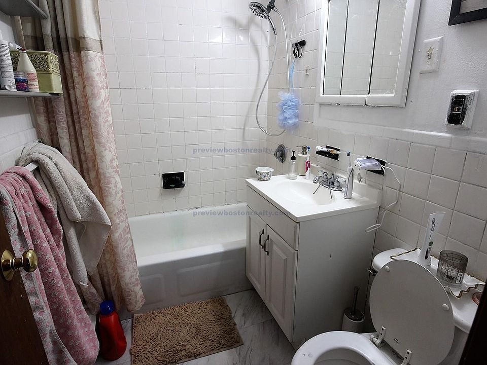 2nd image of 461 Washington St #9406