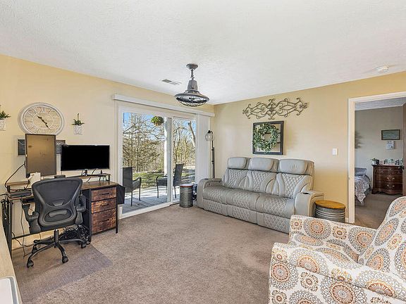4th image of 90 Creekwood Dr Unit 4