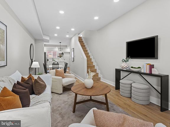 4th image of 5 N Clinton St