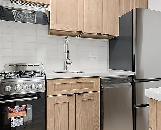 3rd image of 60 Sutton Pl S APT 2IS