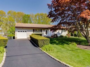 23 Friendly Rd, Smithtown, NY 11787