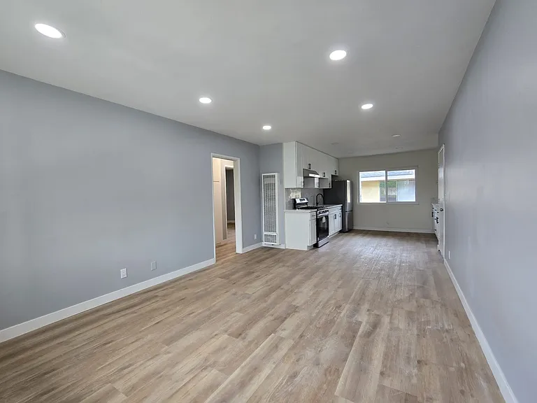895 E Monterey Ave — Photo 5