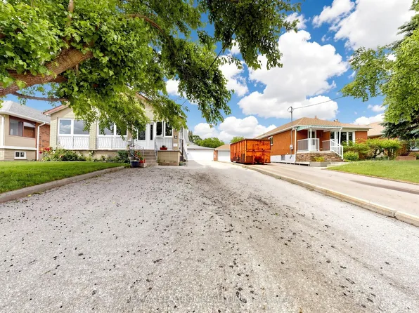 9 Clevedon St E, Toronto, ON M3M 1M3