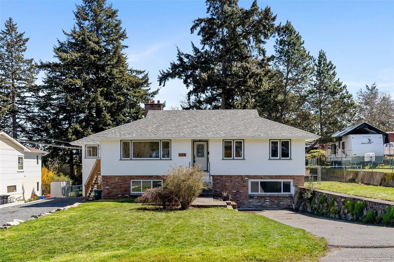 215 Suzanne Pl photo 1