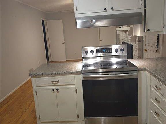 4th image of 2826 Manor Ct