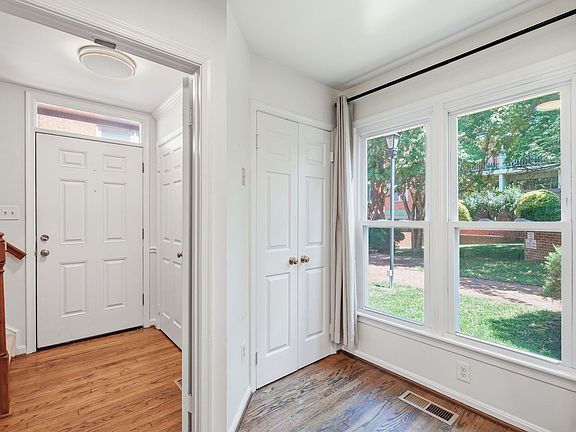 4th image of 541 Colecroft Ct