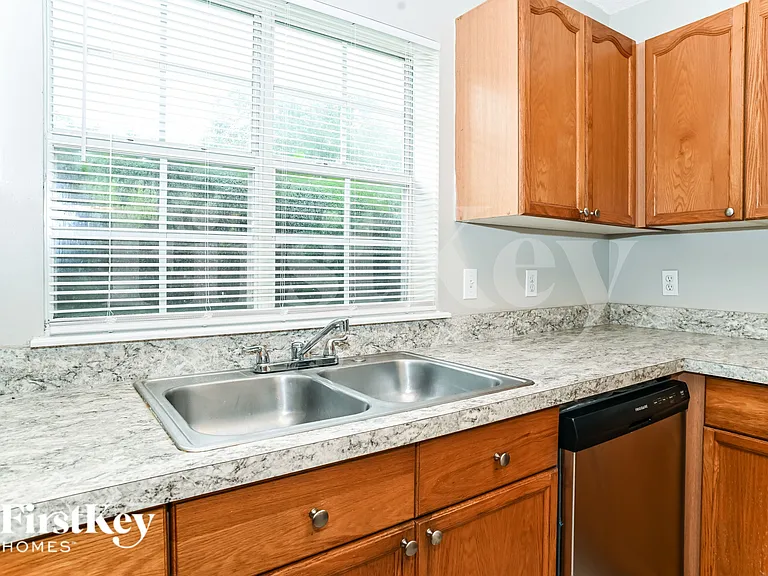 2137 Featherwood Dr W — Photo 9