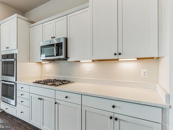 5th image of 21 Golden Raintree Ct