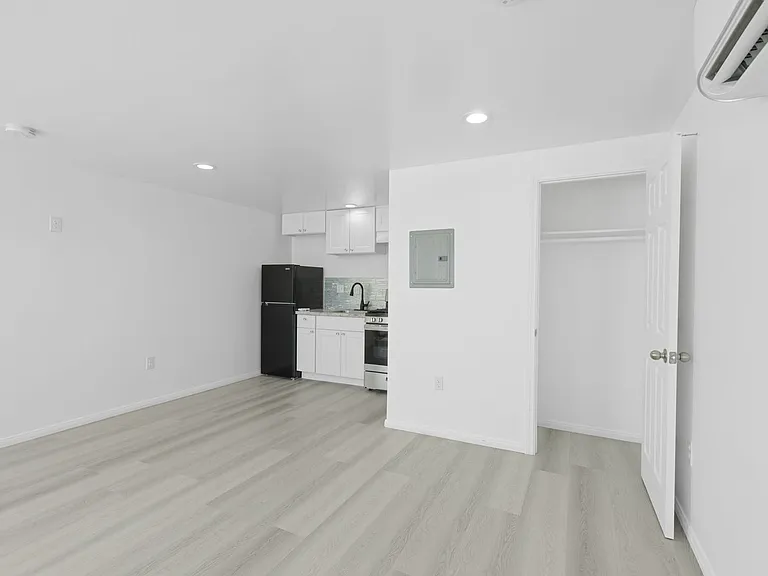 Gorgeous 2 Bed/2 bath apartment in excellent Sherman Oaks area! — Photo 7
