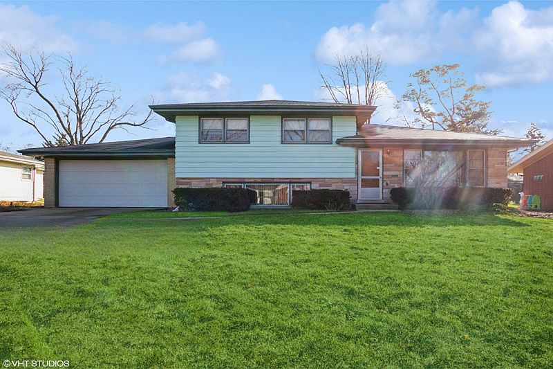 1st image of 457 Pinecroft Dr
