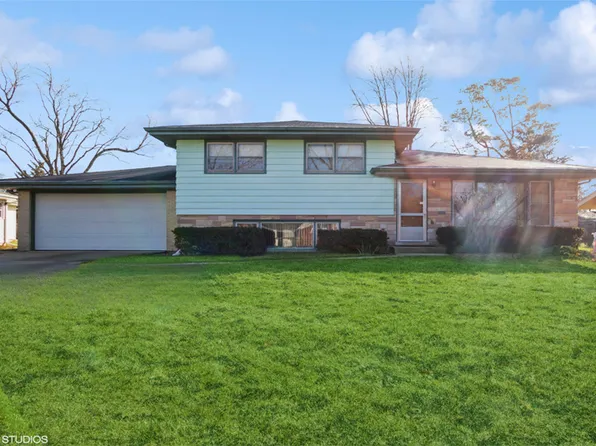 457 Pinecroft Dr, Roselle, IL 60172