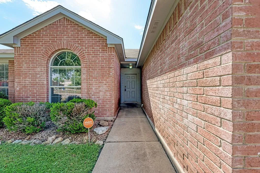 3 bed, 2.0 bath, 1671 sqft, $2,050 — Photo 4