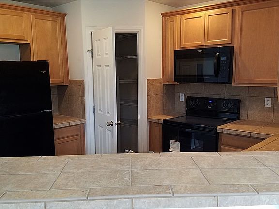 KITCHEN WITH PANTRY 