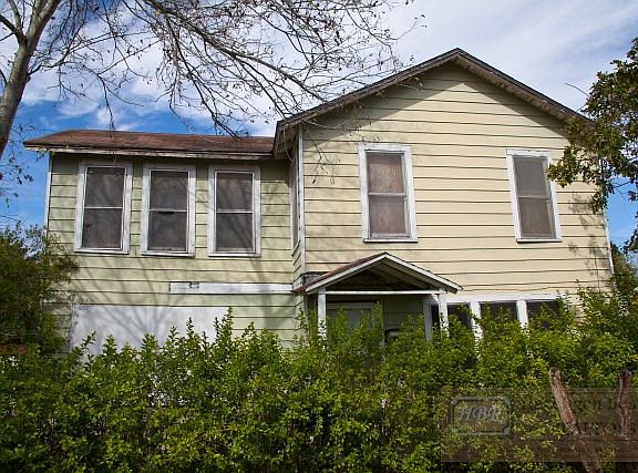 2nd image of 218 W Lincoln Ave