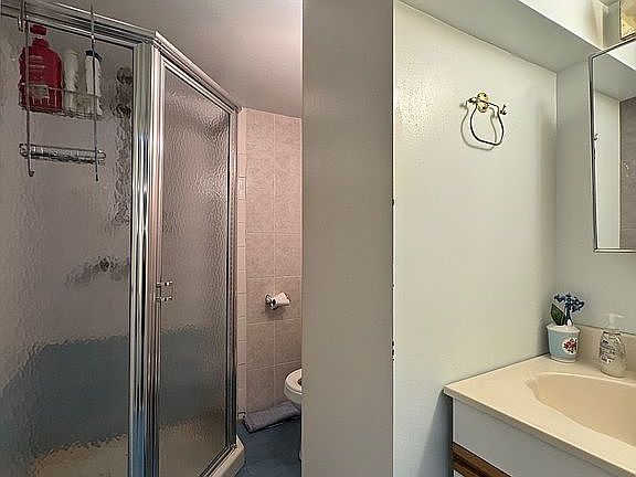 3rd image of 118 Ascan Ave