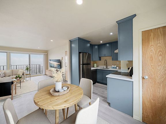 3rd image of 40 Parkridge Dr APT 11