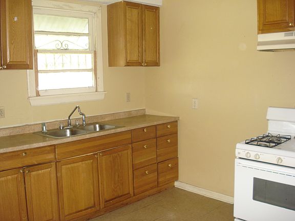 4th image of 3326 Hamilton St