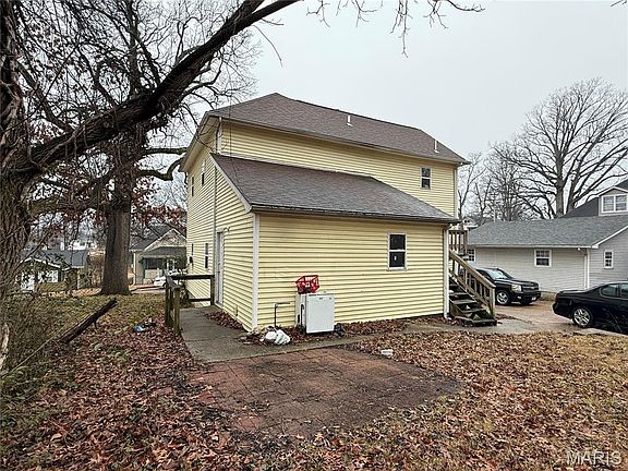 3rd image of 839 Poplar St